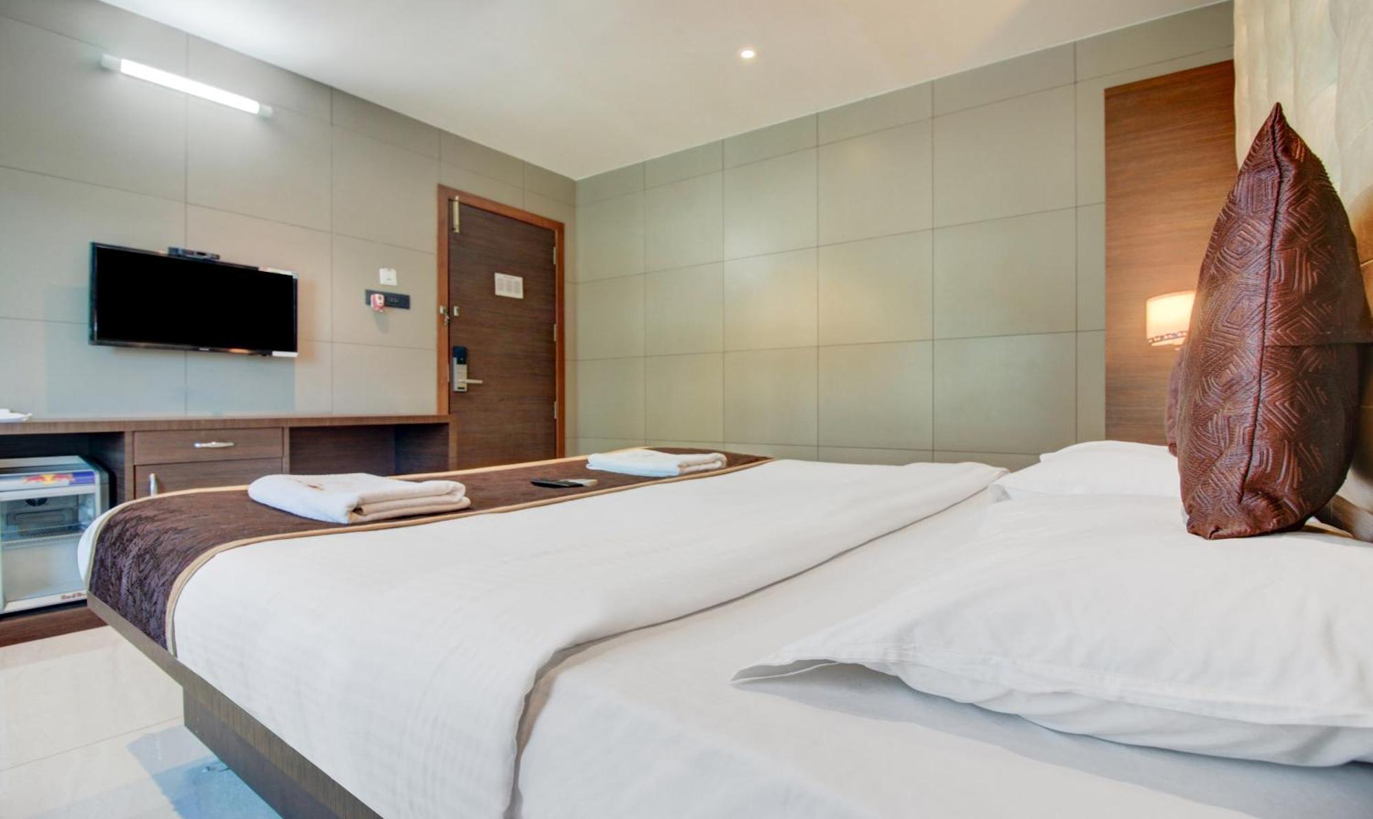 Hotel Leela Кальян Экстерьер фото